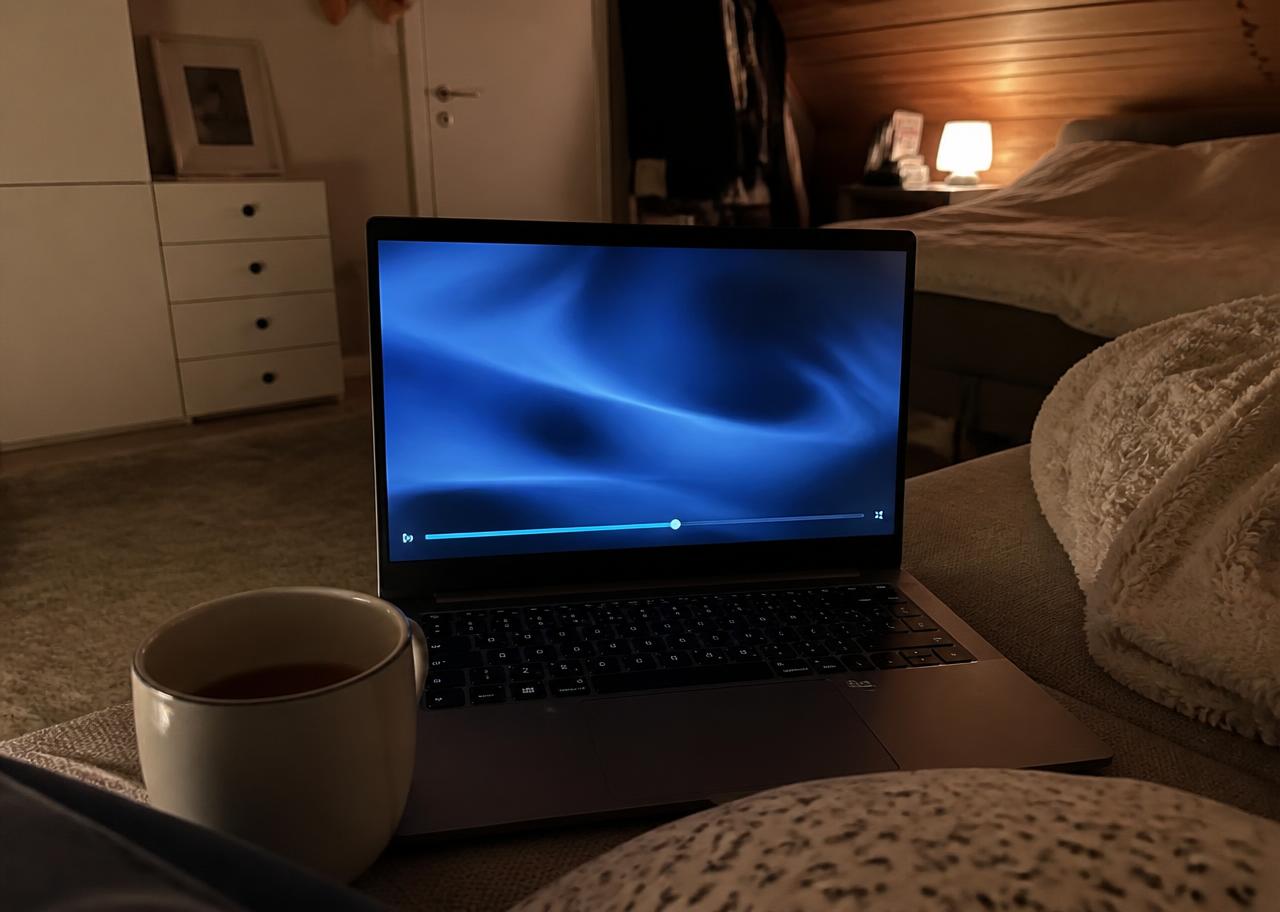 Ordinateur portable diffusant une vidéo dans une chambre sous les combles